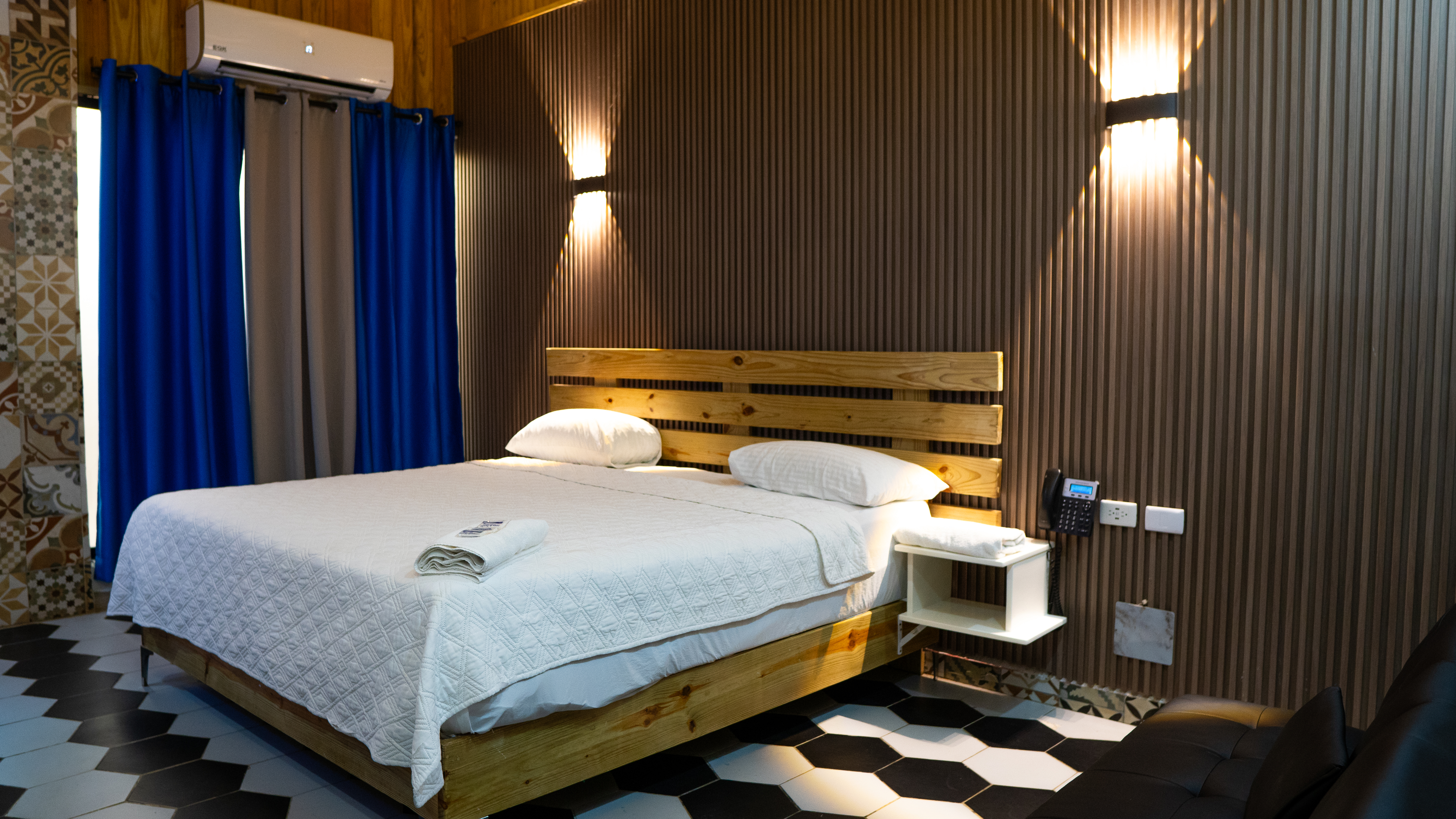 Suite Gold - Vista principal con techo artesanal en madera